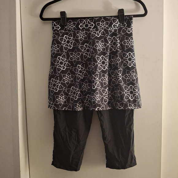 She Show Women's Black and White Floral Women's Skirt With Leggings - Picture 2 of 10